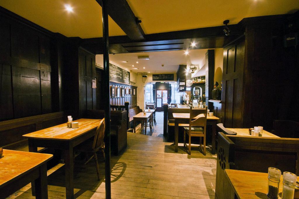 Hotel Gales Wine Bar à Llangollen Extérieur photo